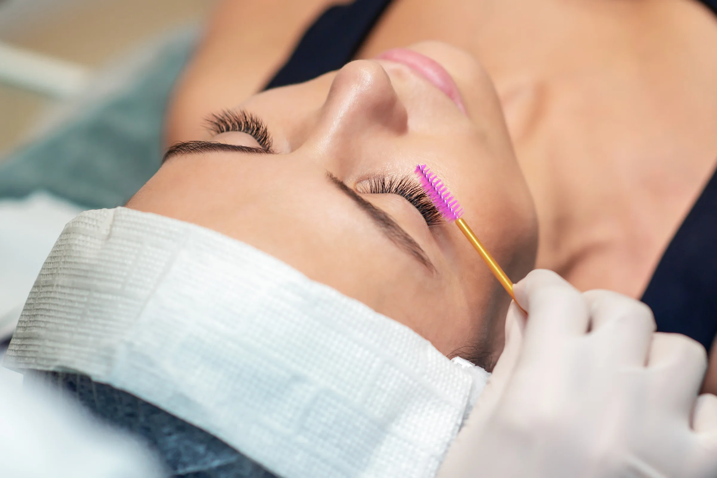 Wimpernbehandlung mit Bürstchen beim Lash-Lifting