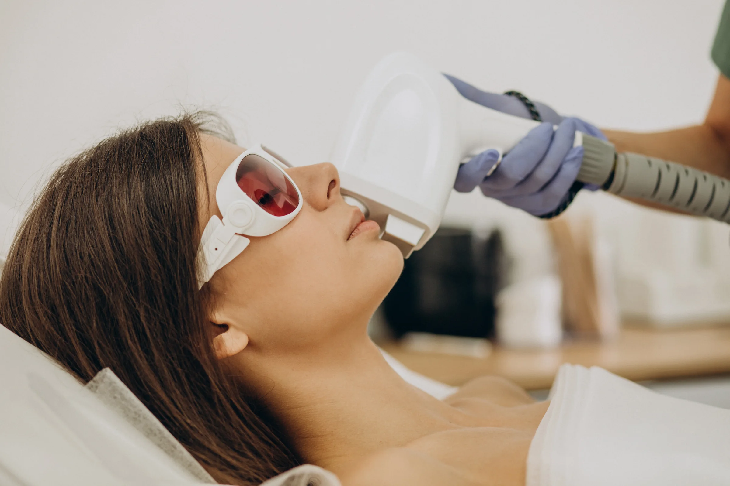 Laserhaarentfernung mit Diodenlaser im Kosmetikstudio